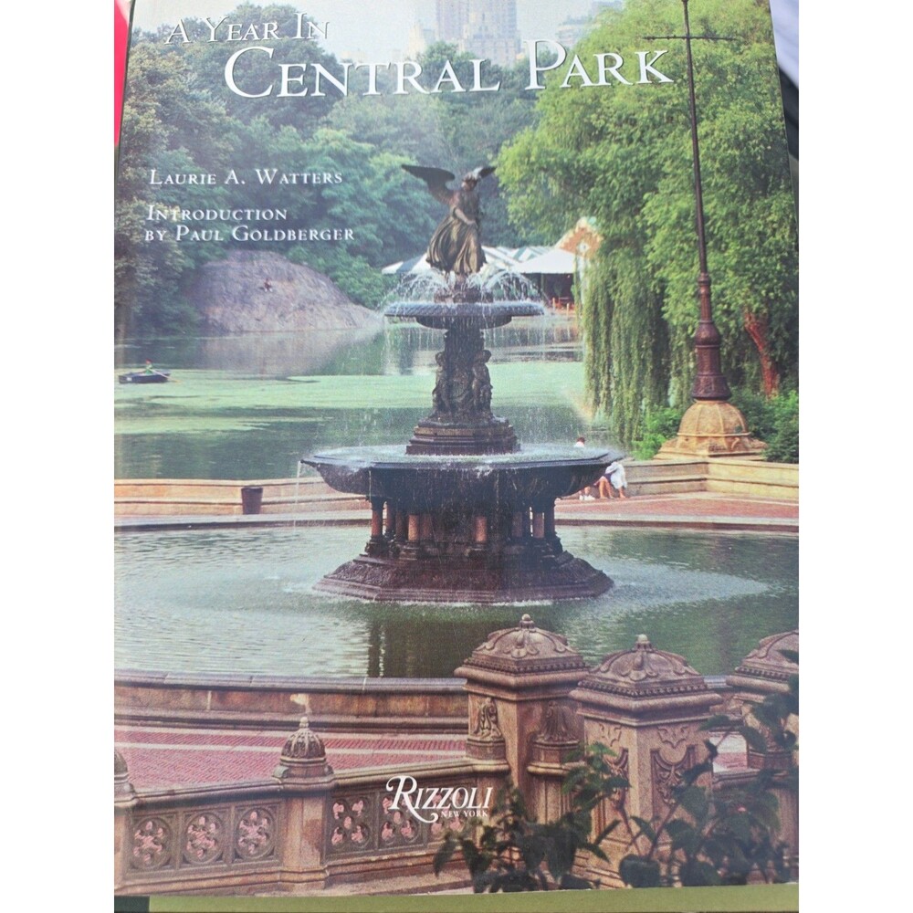 YEAR IN CENTRAL PARK By Rizzoli - Hardcover **Fantastic Condition** *Non SMOKER*